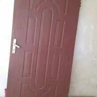 درب اتاق و ماشین لباسشویی