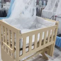 گهواره کنار مادر