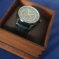 ساعت به همراه جعبه