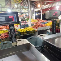 همکار آقا در میوه فروشی