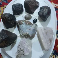 تعدادی لوازم عتیقه و شهاب سنگ و شجر
