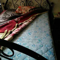 تخت خواب فلزی دونفره ومیزارایش کمد