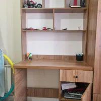 میز تحریر و کتابخانه