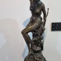 مجسمه برنزی الهه عشق