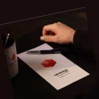 منشی دفتر بیمه خانم