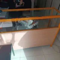 ویترین شیشه ای تمیز مرتب