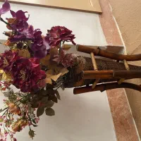 گلدان چوبی با گل خارجی
