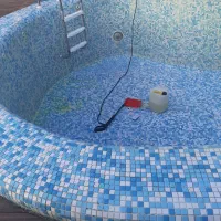 نظافت وشتشو استخر