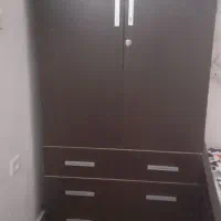 کمد قهوه ای ایستاده