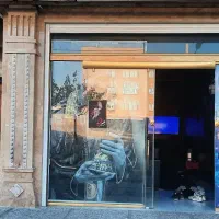 مغازه تجاری بر خ اصلی