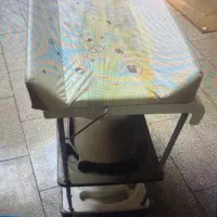 وان ایستاده پایه دار نوزاد به همراه تشک تعویض