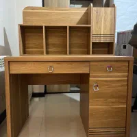 میز تحریر کاملا تمیز و درحد نو