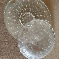 تعدادی ظرف و تعدادی قاشق غذاخوری