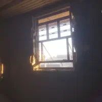 پنجره فلزی نو و درب سبز کارکرده