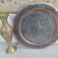 سینی مسی قلم خاری دیوار هم نصب یک عدد گلدان برنجی