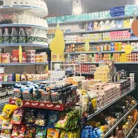 کارگر حرفه ای سوپر مارکت ماهر در موتور سواری