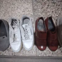 تعدادی کفش استفاده شده
