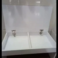 میز تحریر و کامپیوتر نشسته