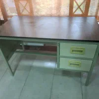 میز آهنی در حد نو