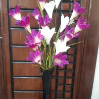 گلدان با گل های خارجی