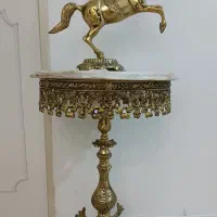 میز گردبرنجی و اسب برنجی