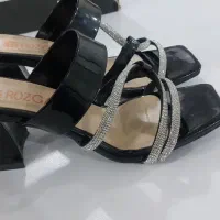 تعدادی کفش و صندل بیرونی و مجلسی