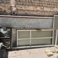در آهنی و دوتا پنجره آهنی در حد