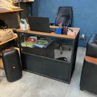 میز کانتر و میز وسط مغازه