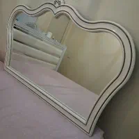 آینه با قاب سفید