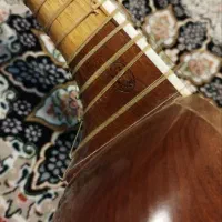 تار حمید علیاری، کهنه و مضراب خورده