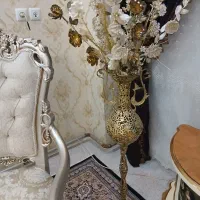 میز برنز با گلدان و شکلات خوری