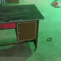 میز آهنی و چوبی