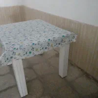 میزنهارخوری سفیدرنگ بدون صندلی