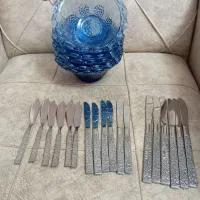 پیاله آبی و چاقو میوه و غذا