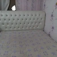 یک تخت دونفره، دوعدد پاتختی ، نیمکت ست درحدنو