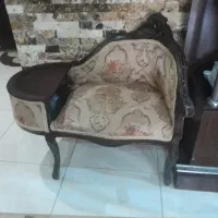 تخت فلزی و میز تلفن
