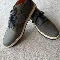 یک عدد کفش کتونی