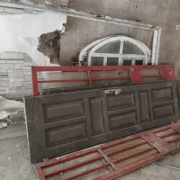 درب ورودی چوبی دو لنگه و حفاظ  و پنجره و...