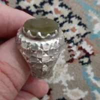 انگشتر نقره دستساز با نگین زبرجد معدنی