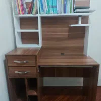 میز تحریر و کامپیوتر وکتابخانه