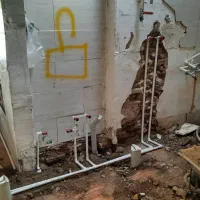 لوله کشی آب و فاضلاب و نصب پمپ و مخزن و ...