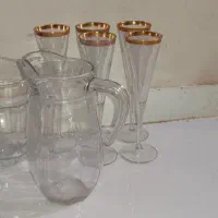 ۶عدد شربت خوری لب طلایی و۲عدد پارچ شیشه ای