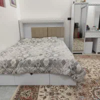 تخت خواب و میزآرایش و پاتختی