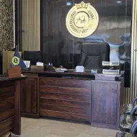 مغازه تجاری بر خیابان اصلی