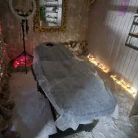 ماساژ درمانی دراتاق نمک صورتی دیسک سیاتیک