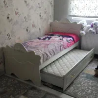 میز تحریر و تخت خواب مهمان میزبان