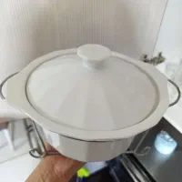 قابلمه وارمرداروتعدادی ظرف وکاسه