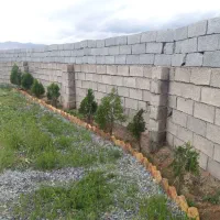 باغ مجهز به برق کنتوری و دیوار و آب
