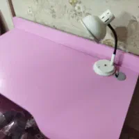 میز تحریر صورتی، در حد نو