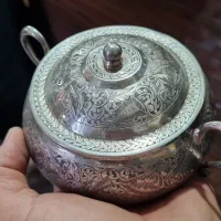فروشنده و خریدار نقره و لوازم مسی و برنجی